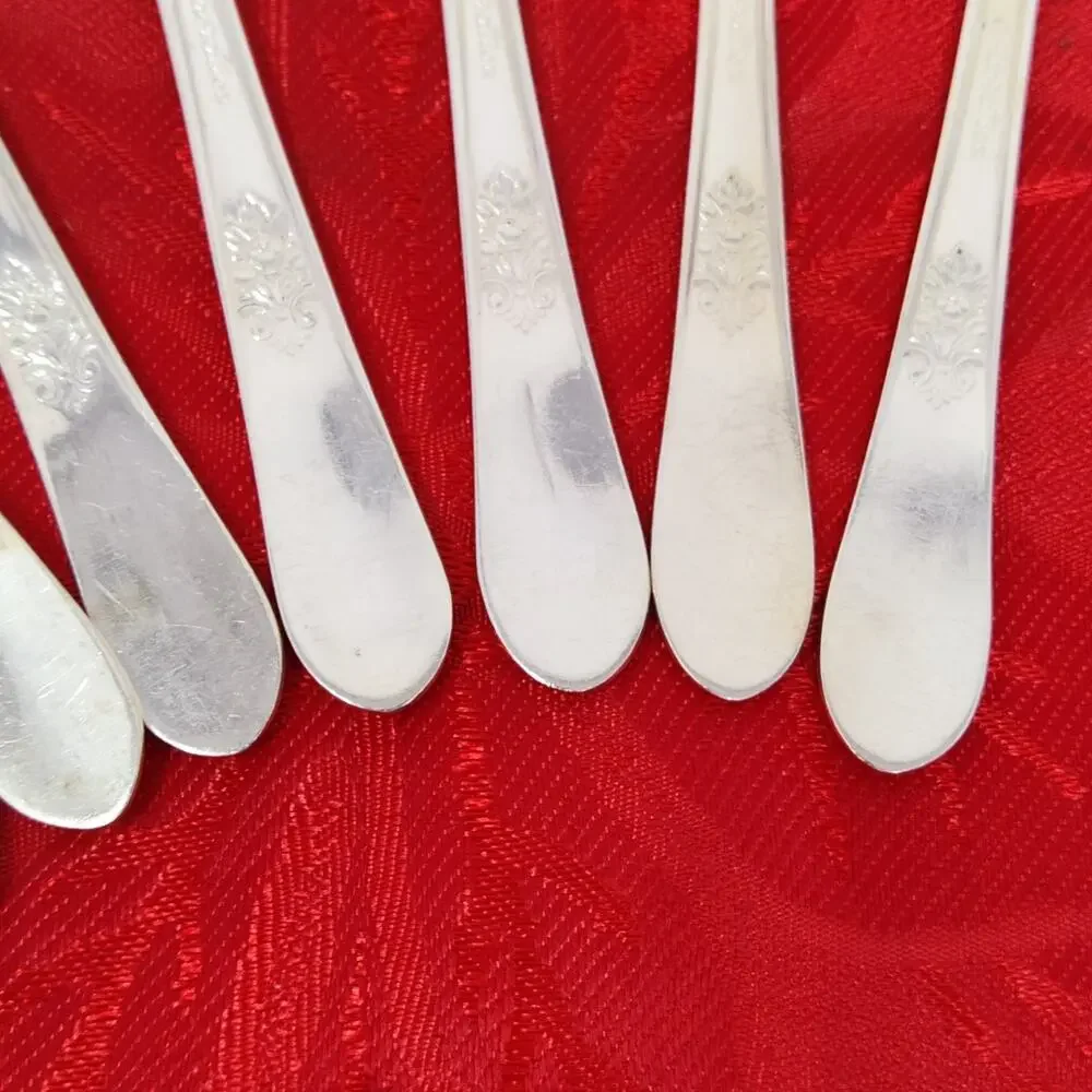 8X Tsp Rogers Bros ADORATION International SilverPlate Teaspoons Silver plated